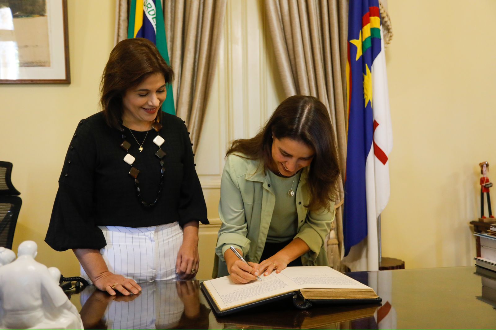 Governadora Raquel Lyra transmite cargo à vice-governadora Priscila Krause  para cumprir agenda em Boston, na Brazil Conference 2024 | Folha de Caruaru