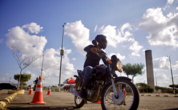 AMC oferta módulo 2 de curso gratuito de pilotagem defensiva para motociclistas