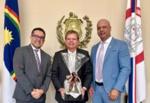 Anderson Coreia e Marcelo Cumaru homenageiam presidente do TJPE