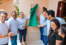 Junto ao prefeito Rodrigo Pinheiro, Dayse Silva comemora a entrega de mais uma Unidade Básica de Saúde em Caruaru