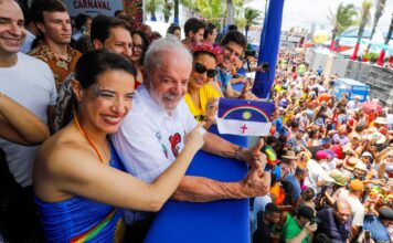 No Galo da Madrugada, governadora Raquel Lyra recebe o presidente Lula e destaca força do Carnaval de Pernambuco