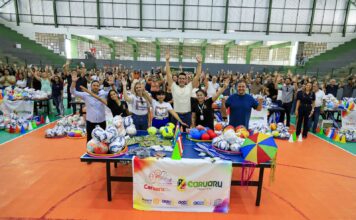 Rodrigo Pinheiro entrega materiais esportivos, assina ordem de serviço para a instalação de quatro cobertas e anuncia construção de uma nova quadra na Escola Municipal Presidente Kennedy