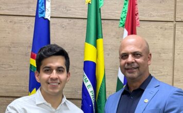 Anderson Correia homenageia Paulo Neto, atleta de eSports, na Câmara de Caruaru