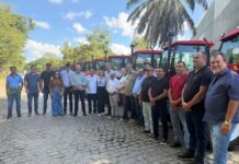 Fernando Monteiro entrega tratores às associações rurais de dez municípios pernambucanos