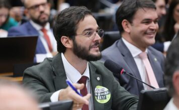 Túlio Gadêlha articula com Omar Aziz avanço da votação pelo fim da escala 6×1