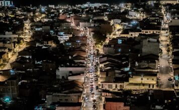 Centenas de veículos tomam as ruas de Caruaru em buzinaço de Anderson Luiz