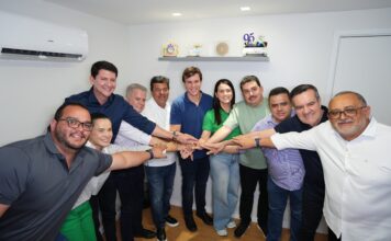 Miguel Coelho anuncia apoio dele e mais 20 prefeitos à candidatura de Mendonça ao senado