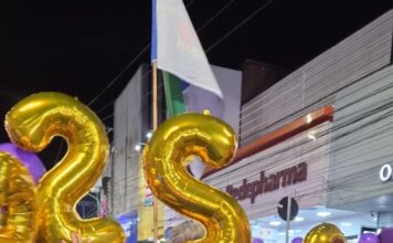 Caruaru: Mendonça é celebrado pela população ao percorrer trajeto a pé durante caminhada de Raquel Lyra