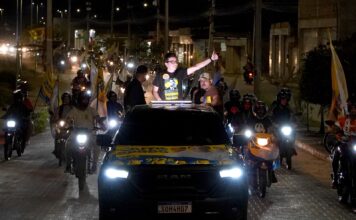 Raffiê lidera carreata em prol de Flavio Bolsonaro pelas ruas de Caruaru