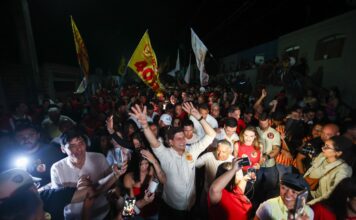 João Campos finaliza o sábado em Correntes e participa de caminhada na cidade
