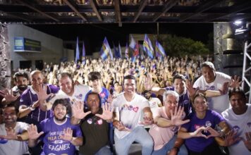 Ao lado de Rodrigo Pinheiro, Anderson Luiz e Fernando Monteiro fazem grande caminhada por bairros de Caruaru