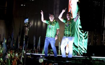 Em evento no Recife, Flávio Bolsonaro pede voto para Mendonça e Carlos Santana