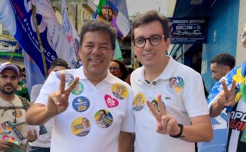 Mendonça Filho visita comércio de Caruaru ao lado de Raffiê