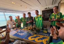 Mendonça presenteia Flávio Bolsonaro com camisa personalizada e reforça apoio à sua candidatura ao Senado