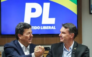 Flávio Bolsonaro nesta quarta-feira (16) no Recife para reforçar o apoio à candidatura de Mendonça ao Senado