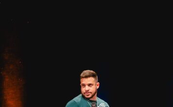 Humorista Flávio Andradde traz o novo show “Como sobreviver à própria família?” para Caruaru e Belo Jardim em outubro